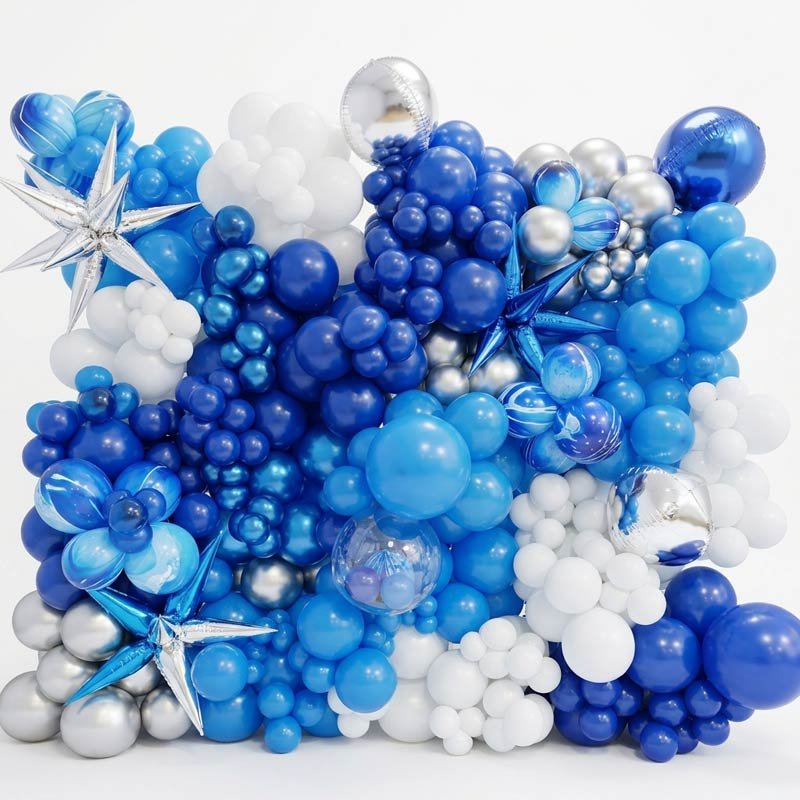 Pared Orgánica de Globos Premium: Decoración de Lujo en Azul, Plata y Blanco para Eventos
